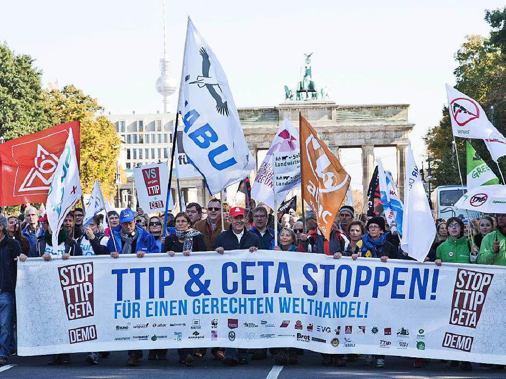 Mindestens 150.000 Menschen protestieren in Berlin gegen TTIP