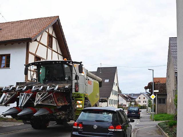 In der Kanderner Strae in Egringen ka... dort parkenden Fahrzeugen eng werden.  | Foto: Vl