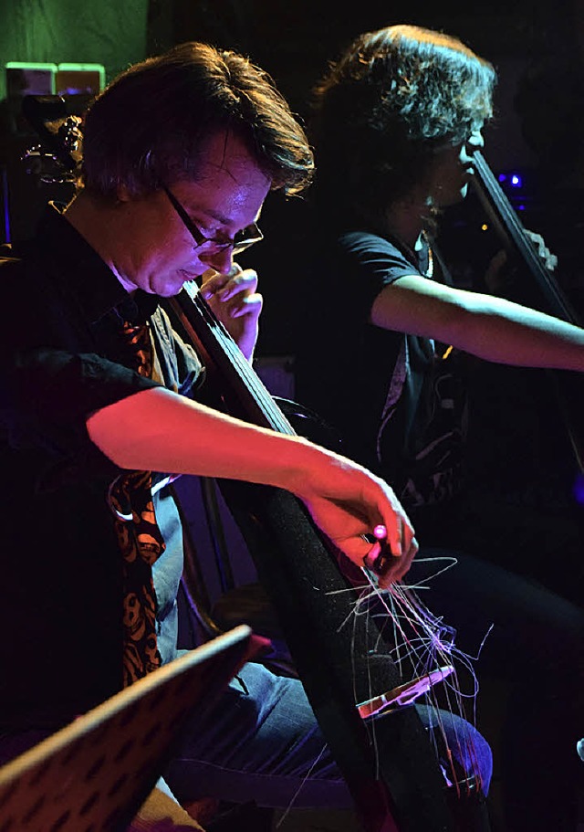 Joonas Pitknen, Ekachai Maskulrat und die zerfetzten Bogenhaare des Cellos  | Foto: Nltner