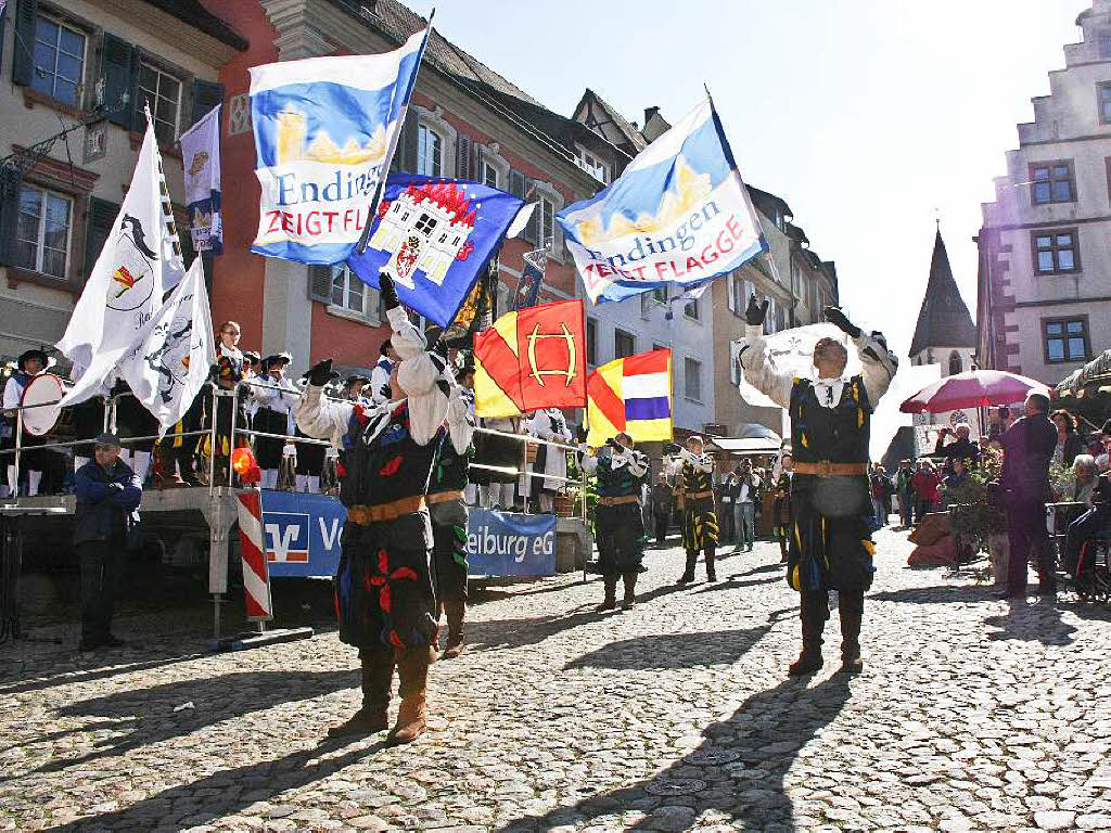 Endingen zeigt Flagge 2015: Die Fahnenschwinger aus Rastatt und der Brgerwehr-Spielmannszug umrahmten die Erffnung am Samstagnachmittag auf dem Marktplatz.