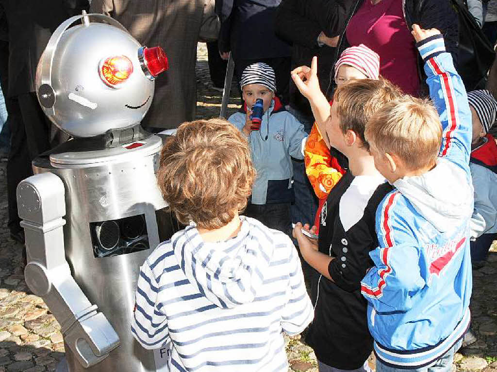 Endingen zeigt Flagge 2015: Begegnung der fast unheimlichen Art mit Roboter „Robbie“.