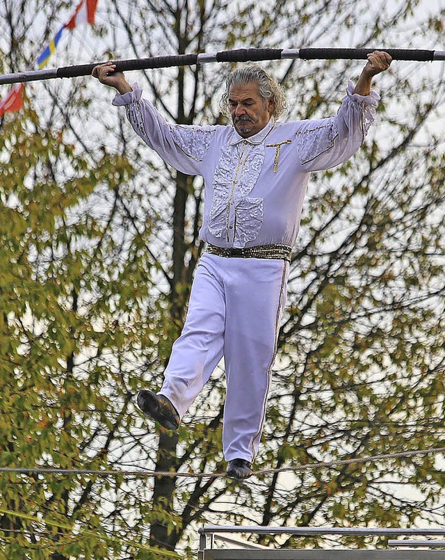 Auf dem Hochseil zu Hause: Artistenlegende Falko Traber  | Foto: Decoux-Kone