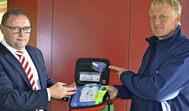 Lothar Mller (links) und Christof Thoma mit dem Defibrillator   | Foto: Berger