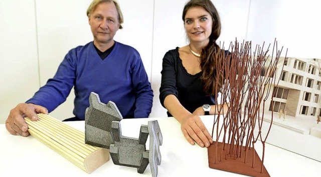 Mit Modellen ihrer Entwrfe: die Gewin...k) und Manuela Tirler (Eisen-Skulptur)  | Foto: Eggstein