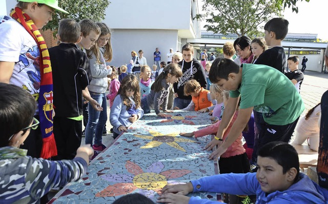 Wyhl. Die Kinder betrachten die Mosaik... Tische whrend des Projekt verliehen.  | Foto: Roland Vitt