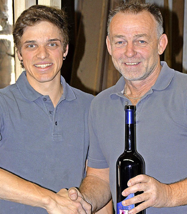 Jrgen Owald (rechts) gratuliert  Manuel Schaffrinna.   | Foto: diehl