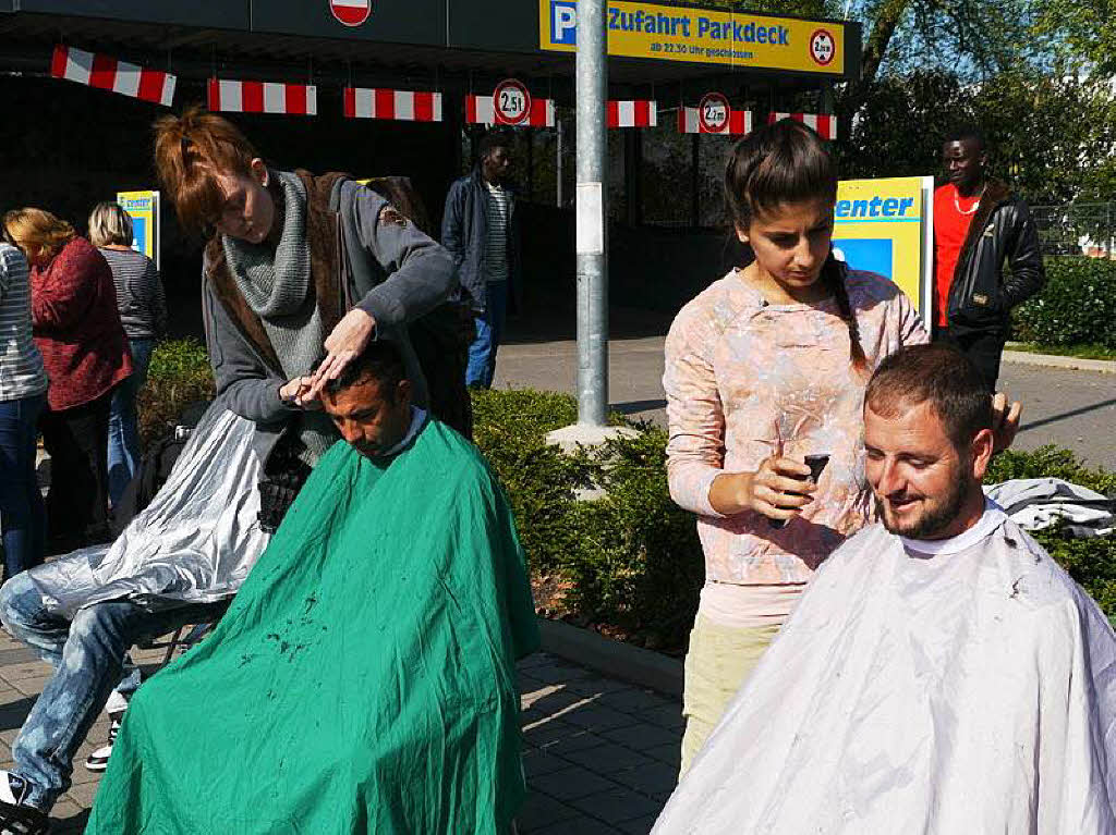 Flchtlings-Aktion in Freiburg: Mit Kaffee und Kuchen, Live-Musik von l Jawala, gratis Haarschnitten und Gesprchen versorgen freiwillige Helfer die Flchtlinge aus der BEA.