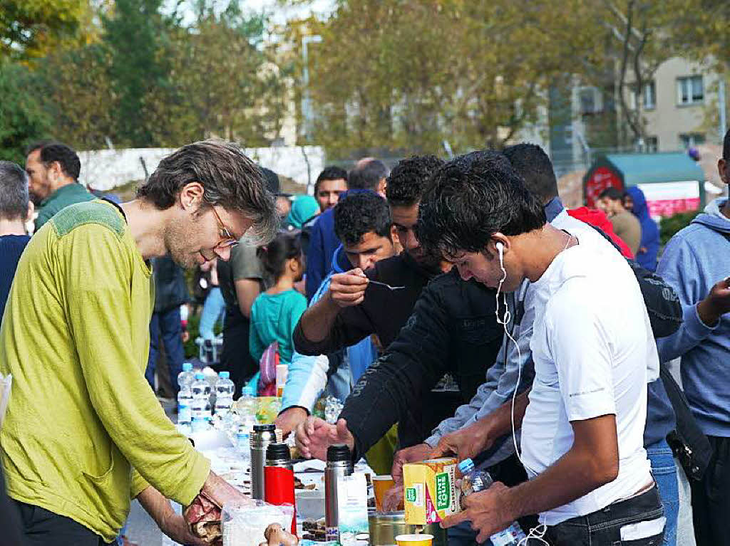Flchtlings-Aktion in Freiburg: Mit Kaffee und Kuchen, Live-Musik von l Jawala, gratis Haarschnitten und Gesprchen versorgen freiwillige Helfer die Flchtlinge aus der BEA.