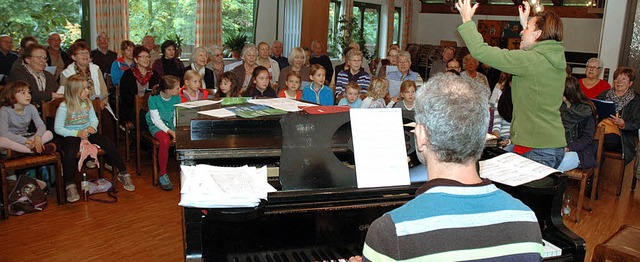 Der Mnnerchor &#8222;Liederkranz&#822...fmann begleitete die Probe am Klavier.  | Foto: Regine Ounas-Krusel