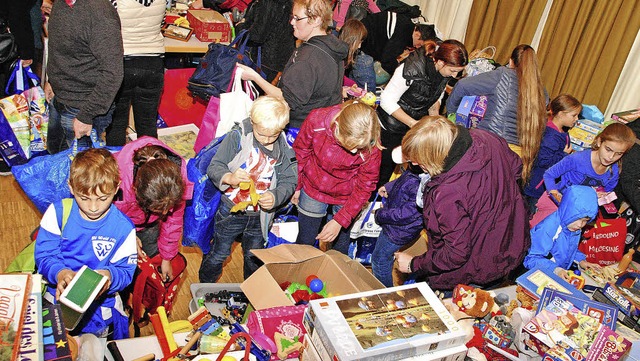 Wie im Paradies: Die Kinder strzten s...&#8220; vor allem auf die Spielsachen.  | Foto: Sedlak