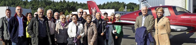 Besucher aus Weil am Rhein und Bognor ... von links) den Flughafen Schnhagen.   | Foto: Stadtverwaltung