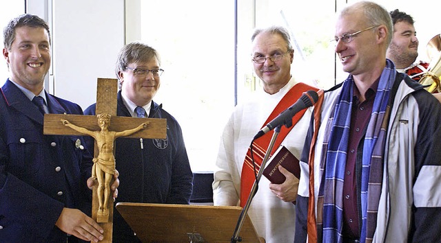 Ein Kreuz fr den neuen Gemeindesaal i...ommandant Jrgen Eckert (von rechts).   | Foto: Werner Probst