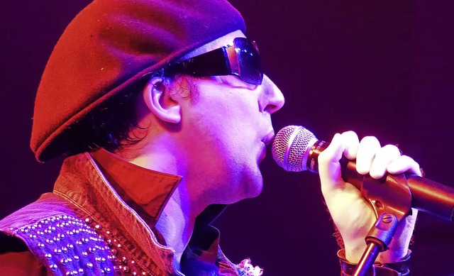 Dicht  am Original: der Snger der Sco...Band, Zsolt Fehr, alias Klaus Meine    | Foto: Marion Rank