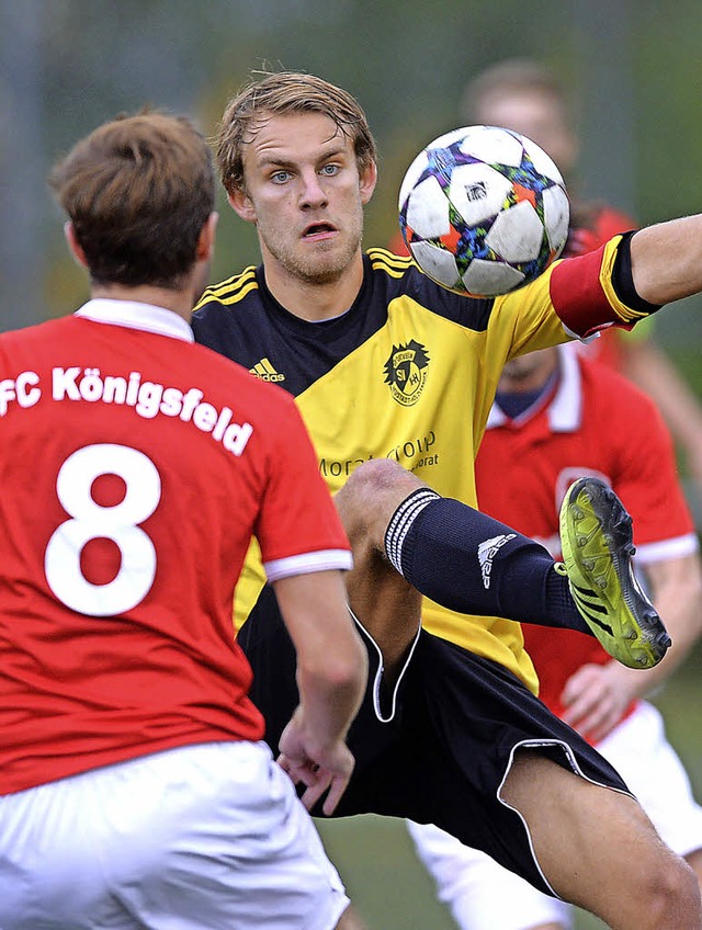 Torschtzen dicht an dicht: Hlzlebruc...ik Eschner gelang der Treffer zum 2:1.  | Foto: patrick seeger