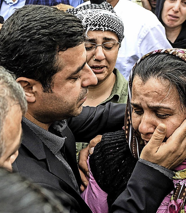 HDP-Chef Demirtas trstet Angehrige der Anschlagsopfer.   | Foto: AFP