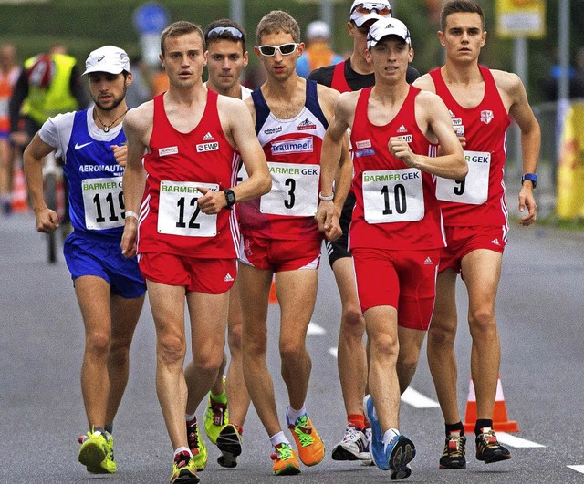 Der Freiburger Carl Dohmann (Mitte) bei der DM in Andernach ber 50 km Gehen  | Foto: Philipp Pohle