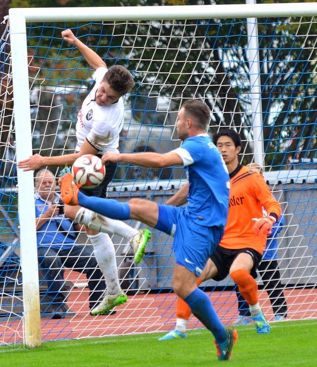 Blieb ohne Wirkung:  Daniele Cassetta ...David Knzler und Kenta Horie (rechts)  | Foto: Rogowski