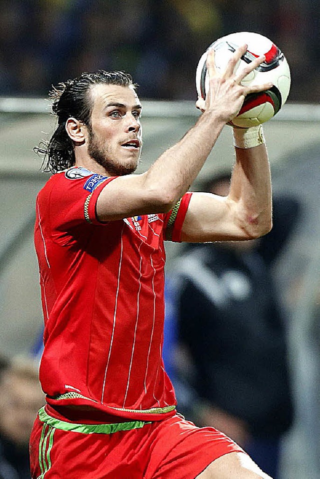 Der walisische Anfhrer, sogar beim Einwurf: Gareth Bale   | Foto: dpa