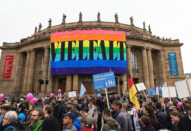 Demonstration vor dem Staatstheater in Stuttgart  | Foto: dpa