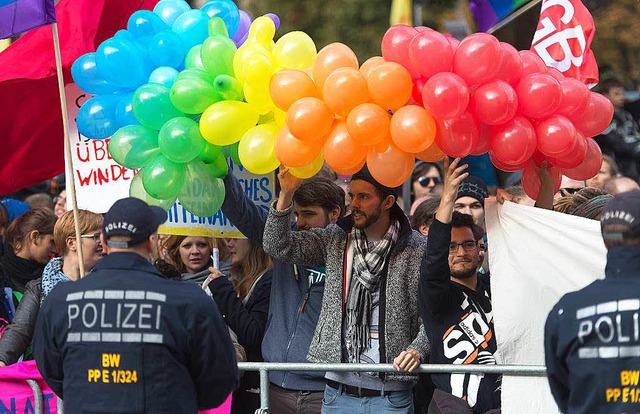 Demonstration vor dem Staatstheater in Stuttgart  | Foto: dpa