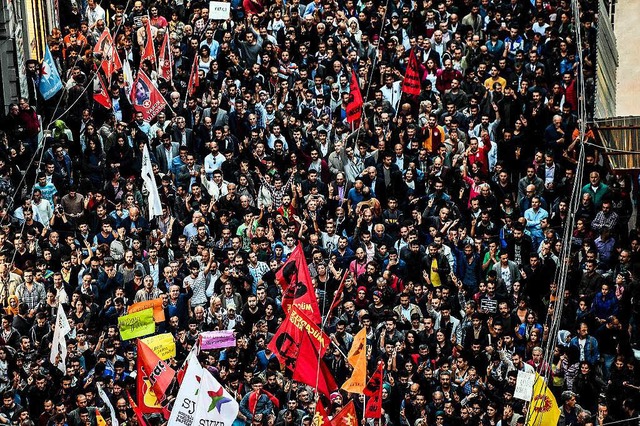 Tausende gedenken in Ankara der Opfer des schweren Anschlags.   | Foto: AFP