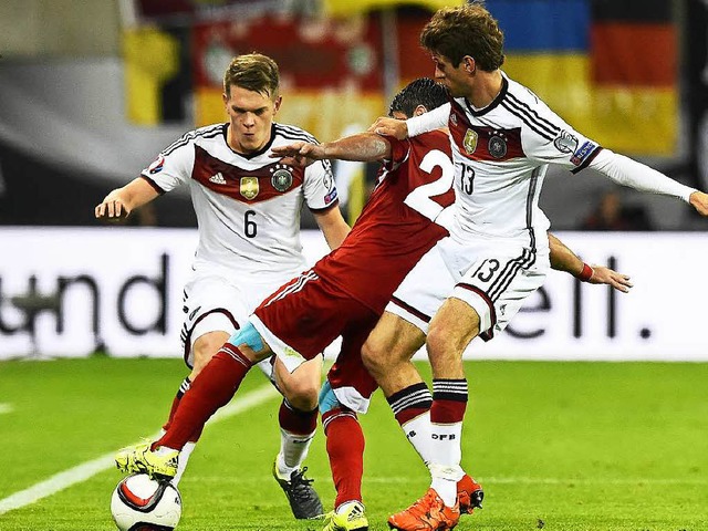 Mhsam kmpfte sich die deutsche Fuba...thias Ginter in Ballbesitz zu kommen.   | Foto: AFP
