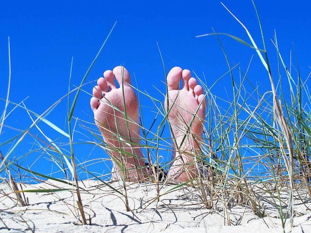 Blauer Himmel und Sand an den Fen, a...mal gar nicht, um sich gut zu fhlen.   | Foto: dpa