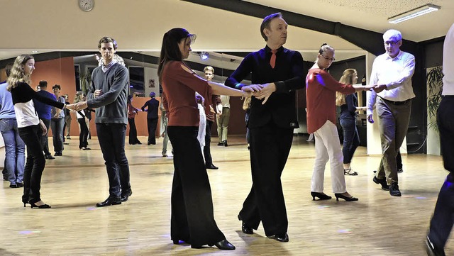 Tanzlehrer Uwe Grbner und seine Frau ...die nchsten Schritte und Bewegungen.   | Foto: Sylvia Timm