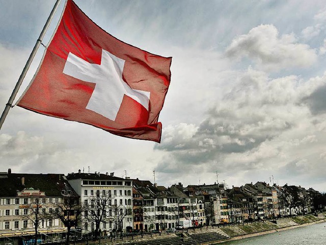Die Schweizer Fahne weht auf der Mittl... hat eher keine finanziellen Probleme.  | Foto: dpa