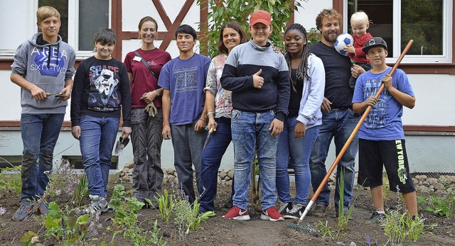 Die jungen Grtner des Kirschbumlebod...ufen sind stolz auf den neuen Garten.   | Foto: Gabriele Hennicke