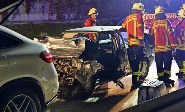 Tdlich verletzt wurde der Fahrer dieses VW Golf auf der A5 vor der Grenze.   | Foto: Martin Eckert