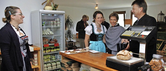 Janine Weber zeigt Landrtin Marion Da...ofladen (Zweite und Dritte von links).  | Foto: R. Ounas-Krusel