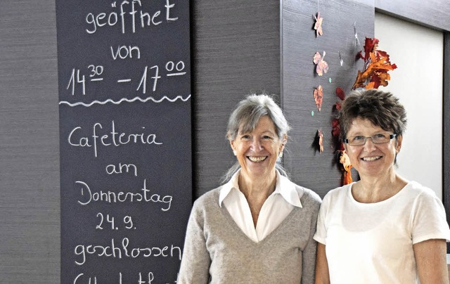 Marga Lindenthal (links) und Susanne Keser in der Cafeteria des Brgerheimes  | Foto: Sarah Nltner
