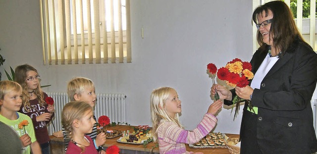Die neue Rektorin Kristina Tnz bekomm...ung von den Kindern Blumen berreicht.  | Foto: Gabriele Poppen
