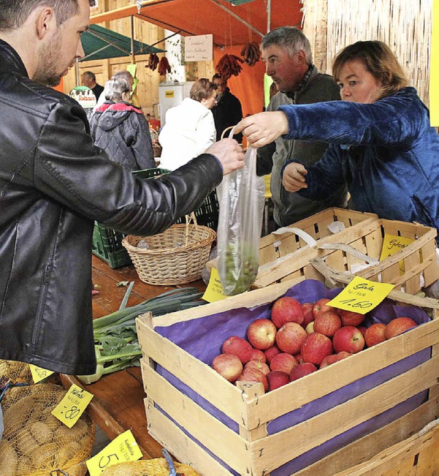 Obst und Gemüse direkt vom Hof - das w...nen Ausflug zum Bauernmarkt zu machen. | Foto: Malin Mueller Obst und Gemüse direkt vom Hof - das w...nen Ausflug zum Bauernmarkt zu machen. | Foto: Malin Mueller