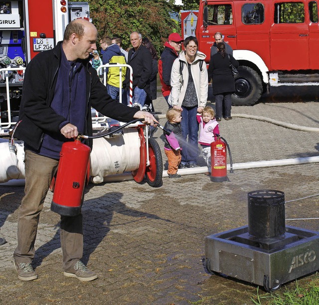 Lernen beim Festbesuch: Feuerwehrleute...uchern den Umgang mit  Feuerlschern.   | Foto: Paul Schleer