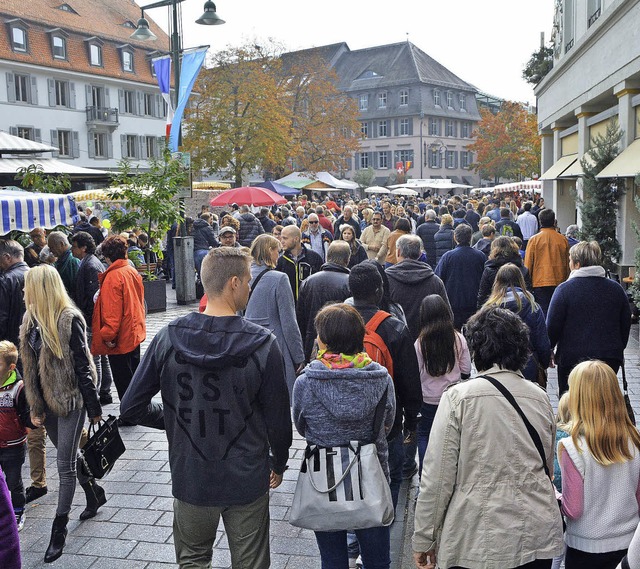 Zu Tausenden kamen die Besucher von nah und fern zum Herbstfest in die Stadt.   | Foto: Barbara Ruda
