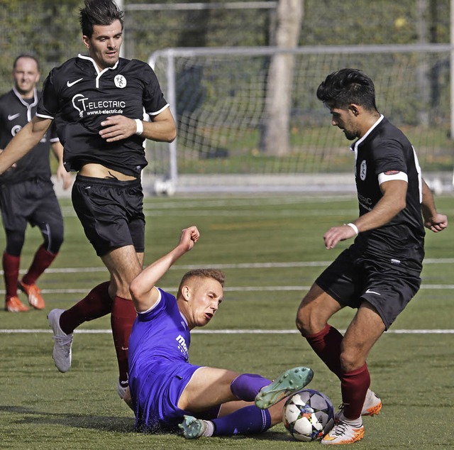 Sitzfuball: Denis Gtz (Brennet, blau...mad Kassem (rechts) und Arjenit Gashi   | Foto: benedikt Hecht