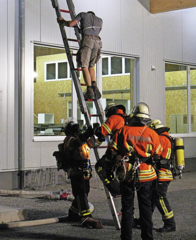 Auch vom Dach der neuen Produktionshal...chst vermissten Mitarbeiter gerettet.   | Foto: Ulrike Spiegelhalter