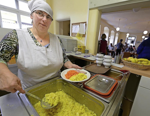 Helferin Marianne Boll-Egloff teilt am Rckkehrtag das Essen aus.   | Foto: Rita Eggstein