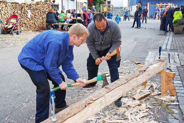 Der Brauchtumsverein zeigt, wie ein Baumstamm bearbeitet wird  | Foto: Edgar Steinfelder