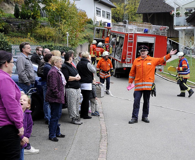 Kommandant Gerhard Pfeifer erluterte ...ussprobe der Abteilung Grimmelshofen.   | Foto: noe