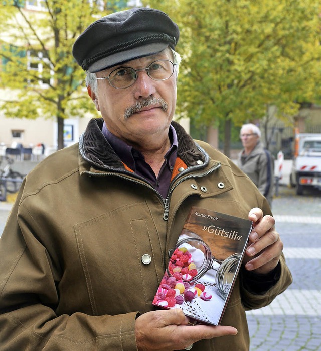 Martin Frenk mit seinem neuen Buch &#8222;Gtsili&#8220;  | Foto: Christian Kramberg
