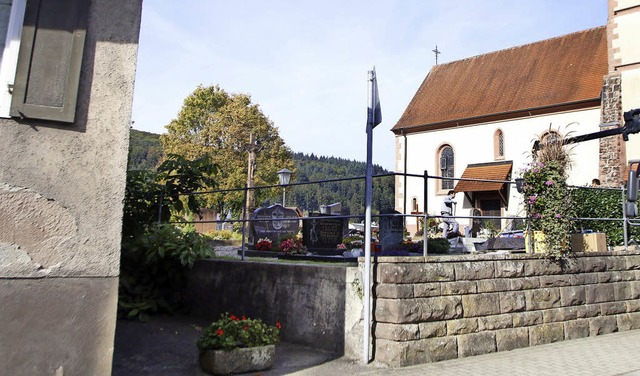 Unmittelbar am Haus links geht es bald auf den Kirchhof und zur Kirche.   | Foto: heidi fssel