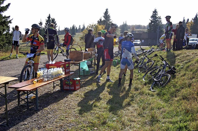 Nach der Tour hatten sich die Mountainbiker eine Erfrischung redlich verdient.   | Foto: Christian Ringwald