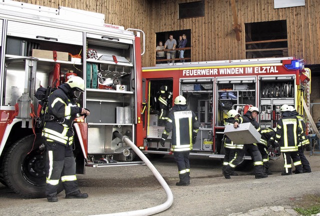 Whrend die Einsatztruppe vom Tanklsc...Wasserversorgung vom Spitzenbach aus.   | Foto: H. Hringer