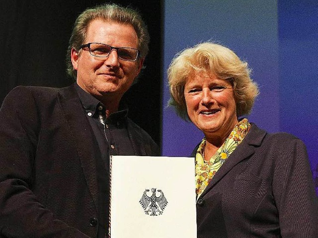 Johannes Mssinger und Kulturstaatsministerin Monika Grtters.  | Foto: Stefan M. Prager / Ralf Dombrowski fr Initiative Musik