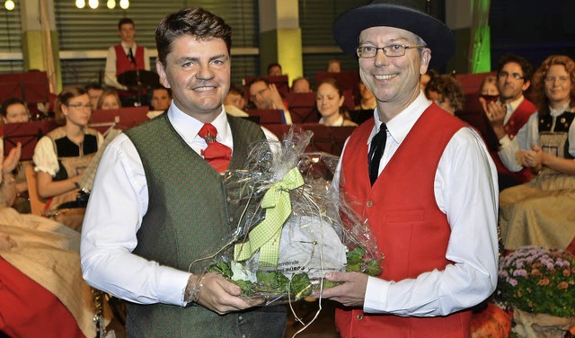 Ihre  40 Jahre alte Freundschaft erneu... Frank Greschel als Geschenk eine Uhr.  | Foto: Hans-Jochen Voigt