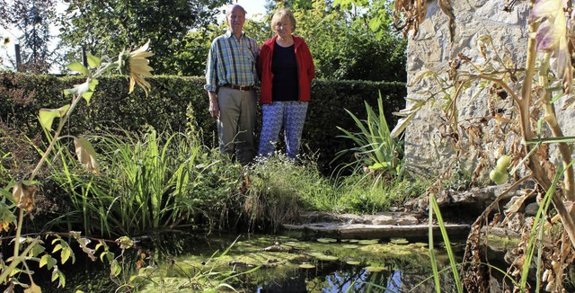 Hans und Monika Browa an einem der Teiche in ihrem Naturgarten  | Foto: Reinhard Cremer