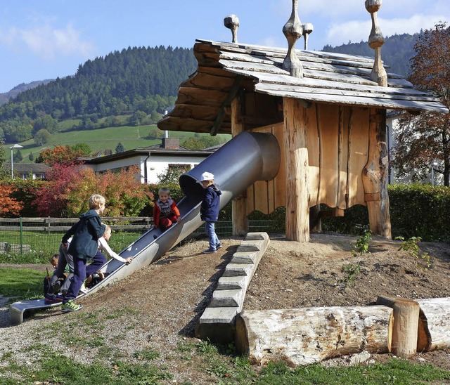 Zum neuen Naturspielraum des Kindergar...ein Rutschturm, der rege genutzt wird.  | Foto: Eberhard Gross